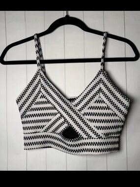 Black/White Striped Keyhole Crop Tank Top Festival Coachella Party Club P (XS)